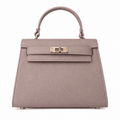 Sac à main trapèze en cuir grainé rose poudré élégance luxe
